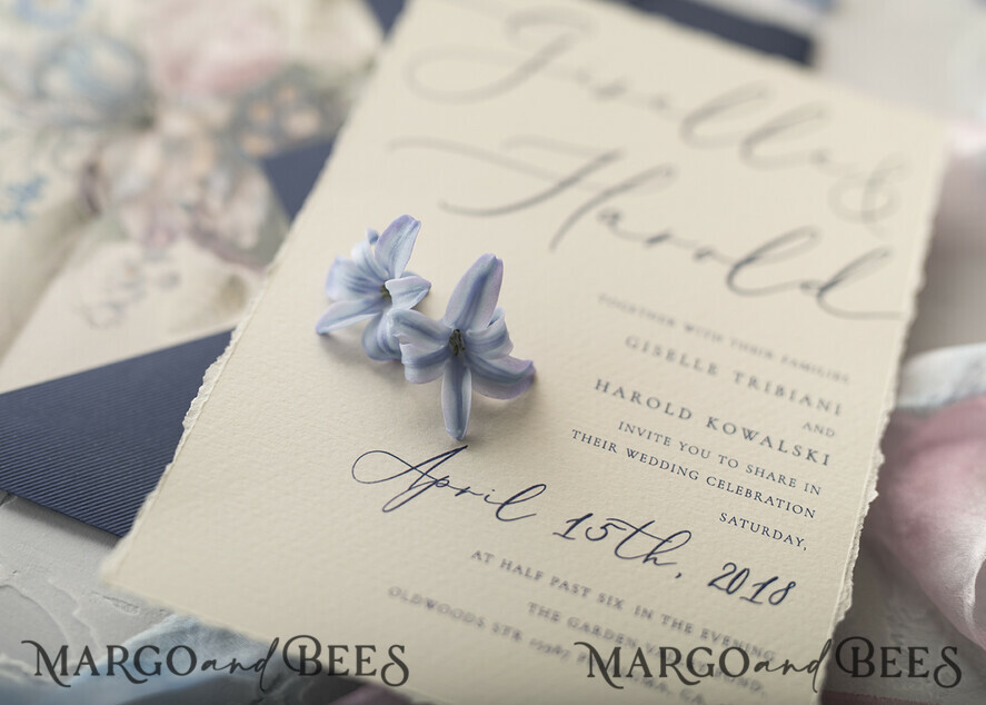 HOCHZEITS EINLADUNGEN Elegante Einladungen Klassische Karten Vintage Blumenhochzeitseinladungen, minimalistische rosa Hochzeitseinladungen, zarte königsblaue Hochzeitskarten mit handgefärbtem Band, handgemachte Hochzeitspapeterie.