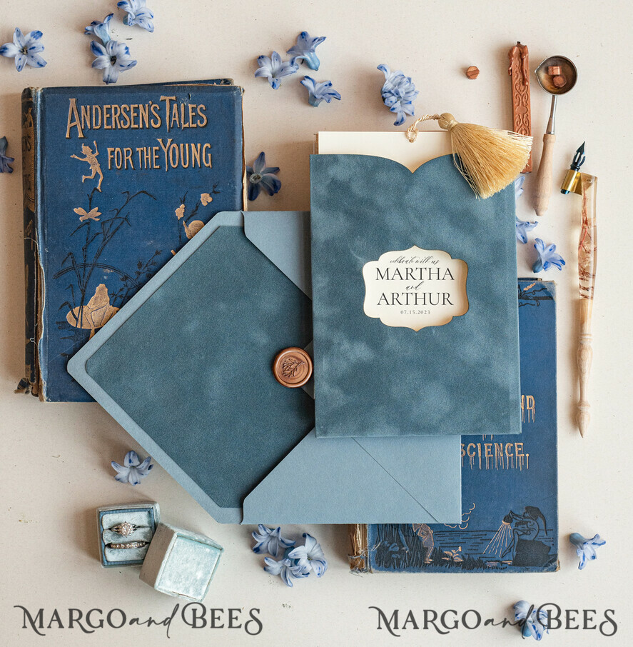 HOCHZEITS EINLADUNGEN Elegante Einladungen Klassische Karten Samt Staubblau Hochzeitskarten, elegante Hochzeitseinladungen, romantische Hochzeitseinladungen Staubblau, Samt-Taschenhochzeitsstationery