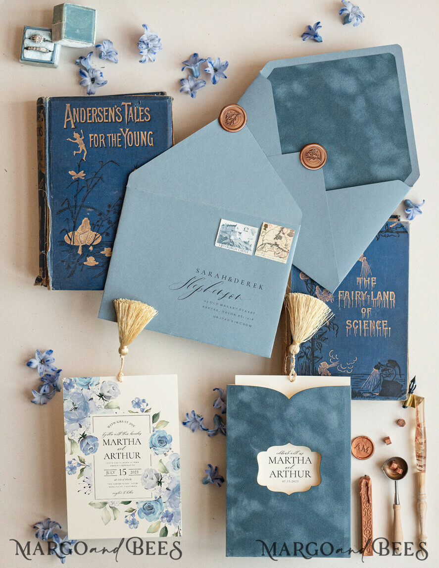 HOCHZEITS EINLADUNGEN Elegante Einladungen Klassische Karten Samt Staubblau Hochzeitskarten, elegante Hochzeitseinladungen, romantische Hochzeitseinladungen Staubblau, Samt-Taschenhochzeitsstationery