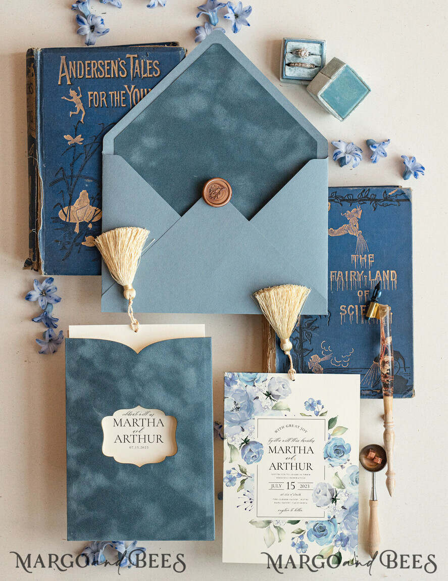 HOCHZEITS EINLADUNGEN Elegante Einladungen Klassische Karten Samt Staubblau Hochzeitskarten, elegante Hochzeitseinladungen, romantische Hochzeitseinladungen Staubblau, Samt-Taschenhochzeitsstationery
