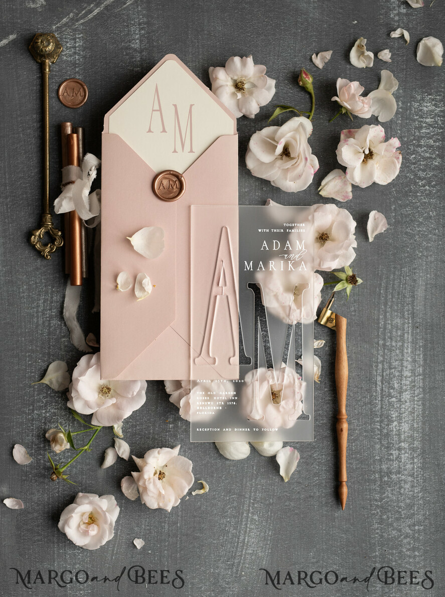 HOCHZEITS EINLADUNGEN Elegante Einladungen Klassische Karten Luxuriöse gefrorene Acryl-Plexi-Hochzeitskarten mit gravierten Initialen, romantische blush-pinke Hochzeitseinladungen, minimalistische Hochzeitseinladungssuite, elegante Vellum-Hochzeitskarten.