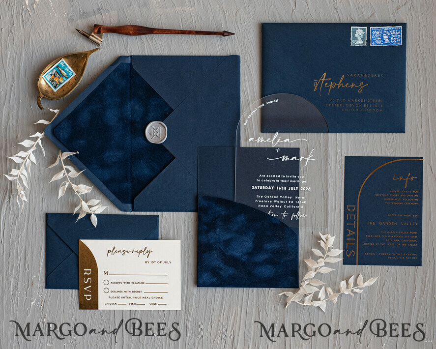 HOCHZEITS EINLADUNGEN Elegante Einladungen Klassische Karten Moderne Arch Acryl Hochzeitskarten, Samtumschlag marineblaue moderne Hochzeitskarten, marineblaue Goldeinladungen, minimalistische Plexi Hochzeitsinvitation Suite