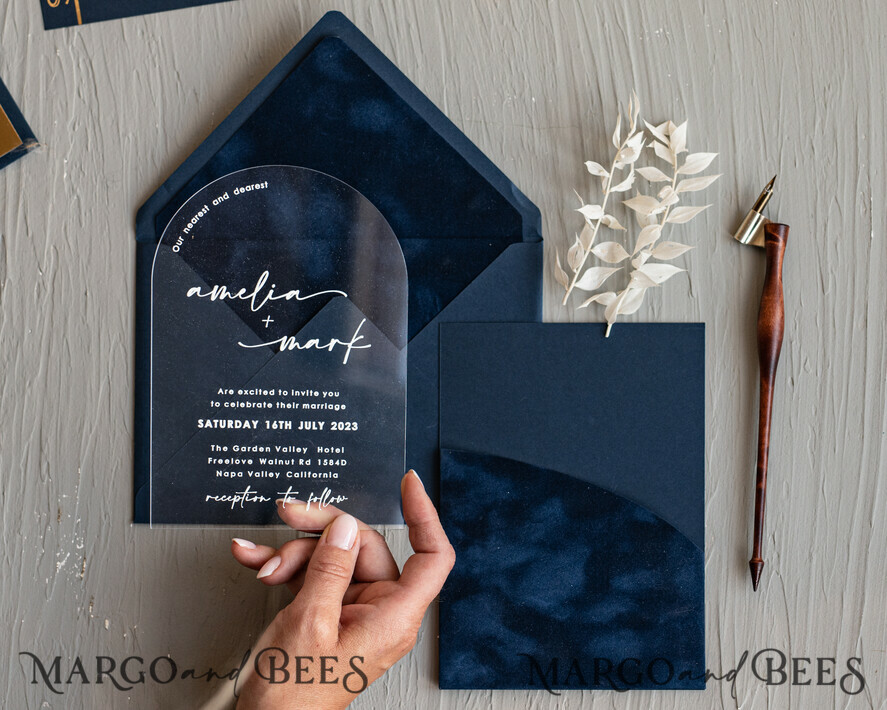 HOCHZEITS EINLADUNGEN Elegante Einladungen Klassische Karten Moderne Arch Acryl Hochzeitskarten, Samtumschlag marineblaue moderne Hochzeitskarten, marineblaue Goldeinladungen, minimalistische Plexi Hochzeitsinvitation Suite