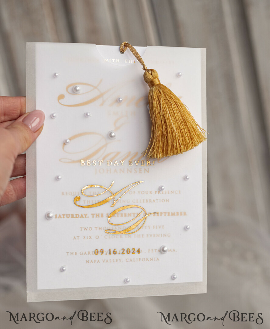HOCHZEITS EINLADUNGEN Gold / Roségold / Silber / Glitzer Perlenbesetzte maßgeschneiderte elegante reinweiße Gold-Hochzeits-Einladungskarte, Perlen-Hochzeitskarten, luxuriöse Hochzeitspapeterie, goldene Quaste, vellum Perlenetui mit Ihrem Monogramm