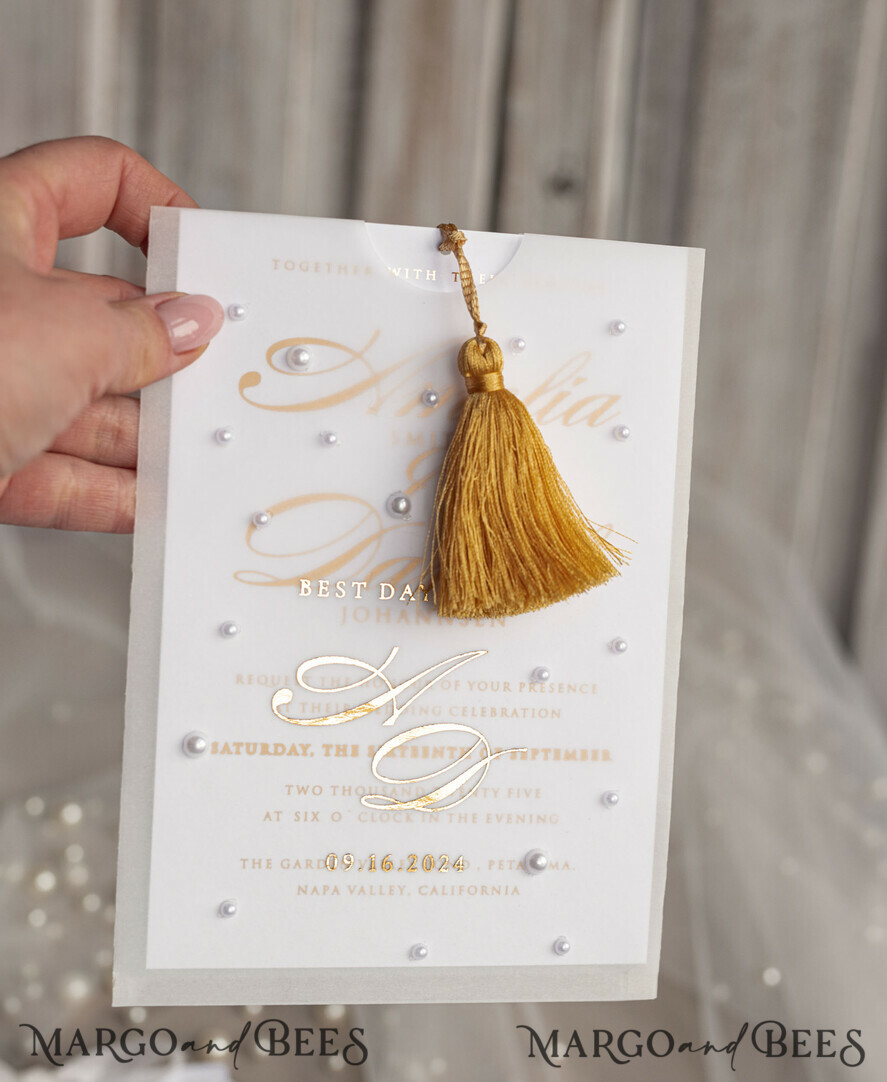 HOCHZEITS EINLADUNGEN Gold / Roségold / Silber / Glitzer Perlenbesetzte maßgeschneiderte elegante reinweiße Gold-Hochzeits-Einladungskarte, Perlen-Hochzeitskarten, luxuriöse Hochzeitspapeterie, goldene Quaste, vellum Perlenetui mit Ihrem Monogramm
