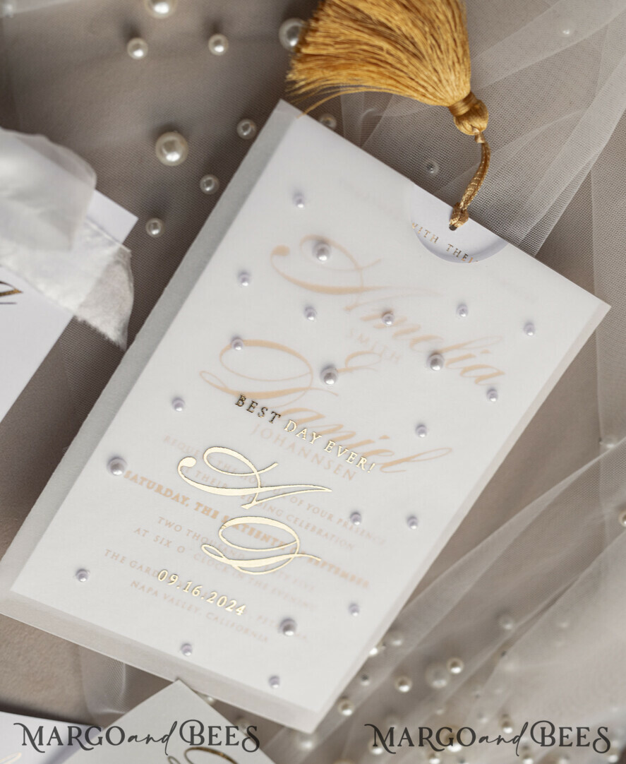 HOCHZEITS EINLADUNGEN Gold / Roségold / Silber / Glitzer Perlenbesetzte maßgeschneiderte elegante reinweiße Gold-Hochzeits-Einladungskarte, Perlen-Hochzeitskarten, luxuriöse Hochzeitspapeterie, goldene Quaste, vellum Perlenetui mit Ihrem Monogramm