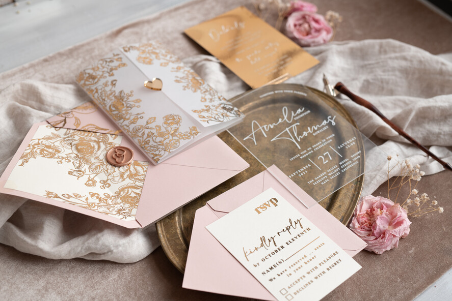 HOCHZEITS EINLADUNGEN Gold / Roségold / Silber / Glitzer Maßgeschneiderte Acryl-Rosa-Gold-Hochzeitseinladung, Glamouröse goldene Nude-Hochzeitseinladungen mit Umschlägen, Moderne goldene Plexi-Hochzeitseinladung Suite mit RSVP, Boho Glam Hochzeitseinladungen mit Wachssiegel.