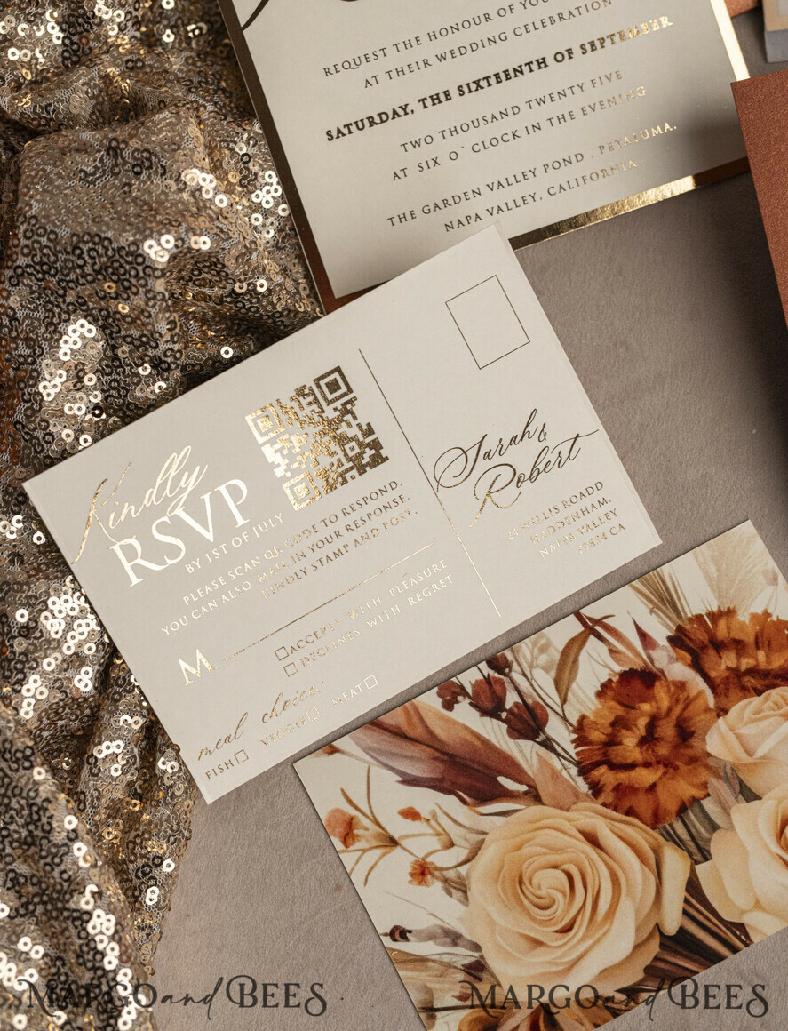 HOCHZEITS EINLADUNGEN Gold / Roségold / Silber / Glitzer Terrakotta Chiffon Schleife mit Perlen maßgeschneiderte elegante Einladungskarten für Hochzeiten in verbranntem Orange und Gold, weiße Perlen goldene Hochzeitseinladungen, Boho goldene Mappe Hochzeitsstationery, Vellum Etui mit Monogramm.