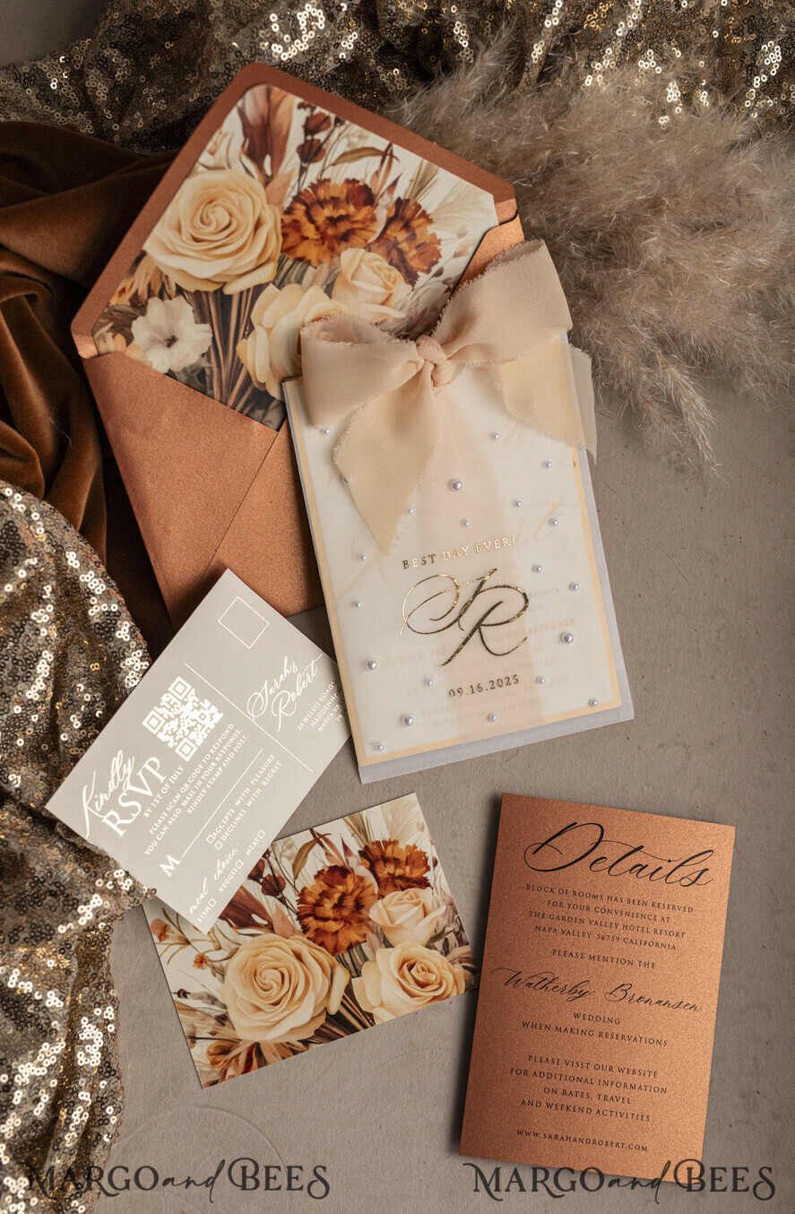 HOCHZEITS EINLADUNGEN Gold / Roségold / Silber / Glitzer Terrakotta Chiffon Schleife mit Perlen maßgeschneiderte elegante Einladungskarten für Hochzeiten in verbranntem Orange und Gold, weiße Perlen goldene Hochzeitseinladungen, Boho goldene Mappe Hochzeitsstationery, Vellum Etui mit Monogramm.