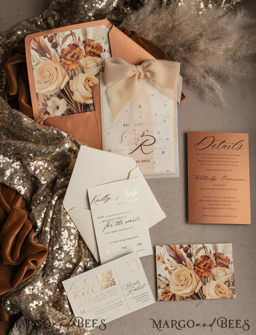 HOCHZEITS EINLADUNGEN Gold / Roségold / Silber / Glitzer Terrakotta Chiffon Schleife mit Perlen maßgeschneiderte elegante Einladungskarten für Hochzeiten in verbranntem Orange und Gold, weiße Perlen goldene Hochzeitseinladungen, Boho goldene Mappe Hochzeitsstationery, Vellum Etui mit Monogramm.