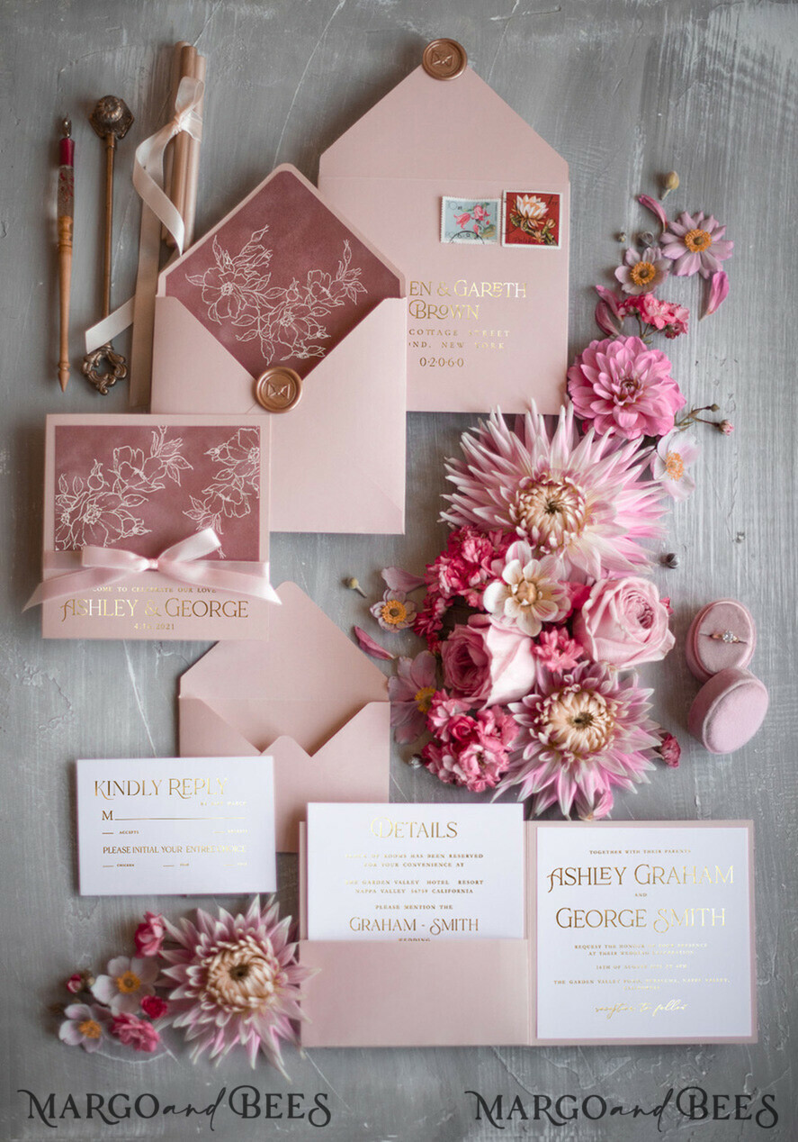 HOCHZEITS EINLADUNGEN Gold / Roségold / Silber / Glitzer Luxus-Hochzeitseinladungen, luxuriöse Hochzeit, zartrosa, zartrosa Hochzeit, zartrosa und goldene Hochzeit, Samt, Samthochzeitseinladungen, Taschenhochzeitseinladung, rosa Schleife, rosa Bogen, weiße Blumen, Samthochzeitskarten, elegante Hochzeitseinladungen, goldene Hochzeit, goldene Folien-Druckausgabe, rosa Taschenhochzeitseinladungen, rosa Hochzeitseinladungen, rosa Hochzeitsstationery, rosa Hochzeitsaccessoires, rosa und weiße Hochzeitseinladungen.