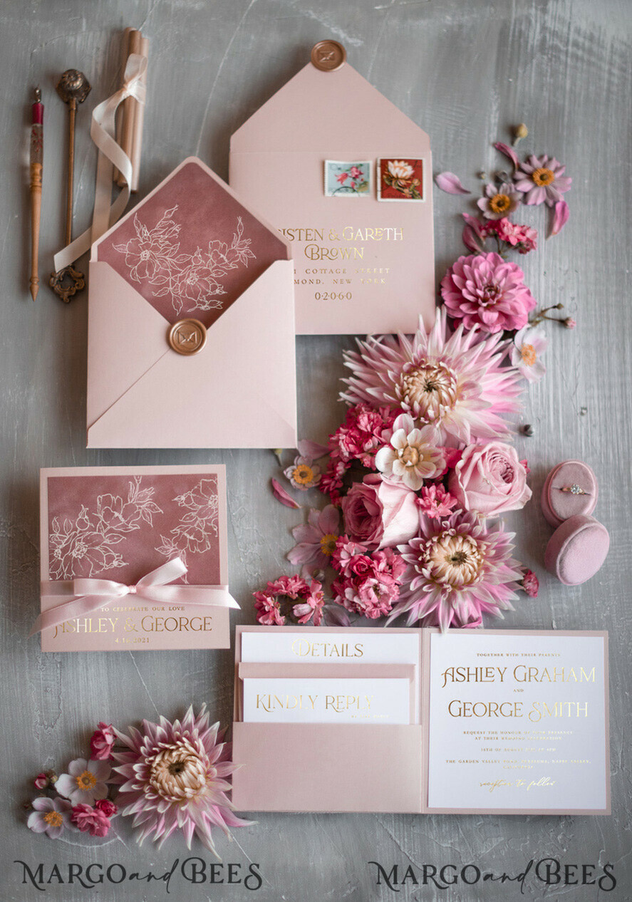 HOCHZEITS EINLADUNGEN Gold / Roségold / Silber / Glitzer Luxus-Hochzeitseinladungen, luxuriöse Hochzeit, zartrosa, zartrosa Hochzeit, zartrosa und goldene Hochzeit, Samt, Samthochzeitseinladungen, Taschenhochzeitseinladung, rosa Schleife, rosa Bogen, weiße Blumen, Samthochzeitskarten, elegante Hochzeitseinladungen, goldene Hochzeit, goldene Folien-Druckausgabe, rosa Taschenhochzeitseinladungen, rosa Hochzeitseinladungen, rosa Hochzeitsstationery, rosa Hochzeitsaccessoires, rosa und weiße Hochzeitseinladungen.