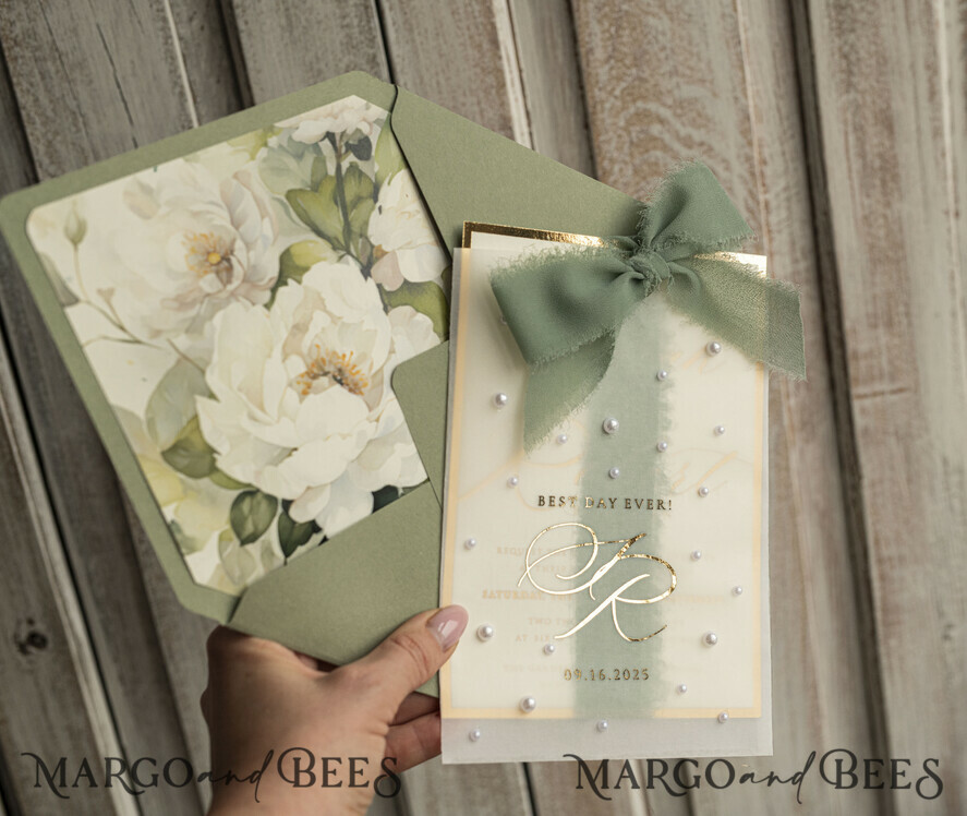 HOCHZEITS EINLADUNGEN Gold / Roségold / Silber / Glitzer Sag Green Chiffon Schleife bestickte maßgeschneiderte elegante grüne Hochzeits-Einladungssuite, weiße Perlen goldene Hochzeitskarten, Boho goldene Ordner-Hochzeitsstationery, Pergamin-Etui mit Monogramm.