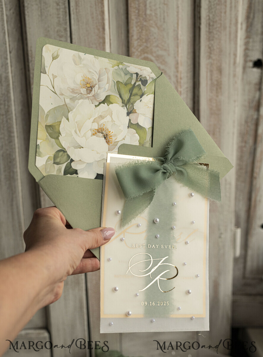 HOCHZEITS EINLADUNGEN Gold / Roségold / Silber / Glitzer Sag Green Chiffon Schleife bestickte maßgeschneiderte elegante grüne Hochzeits-Einladungssuite, weiße Perlen goldene Hochzeitskarten, Boho goldene Ordner-Hochzeitsstationery, Pergamin-Etui mit Monogramm.