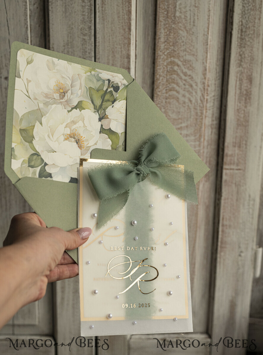 HOCHZEITS EINLADUNGEN Gold / Roségold / Silber / Glitzer Sag Green Chiffon Schleife bestickte maßgeschneiderte elegante grüne Hochzeits-Einladungssuite, weiße Perlen goldene Hochzeitskarten, Boho goldene Ordner-Hochzeitsstationery, Pergamin-Etui mit Monogramm.