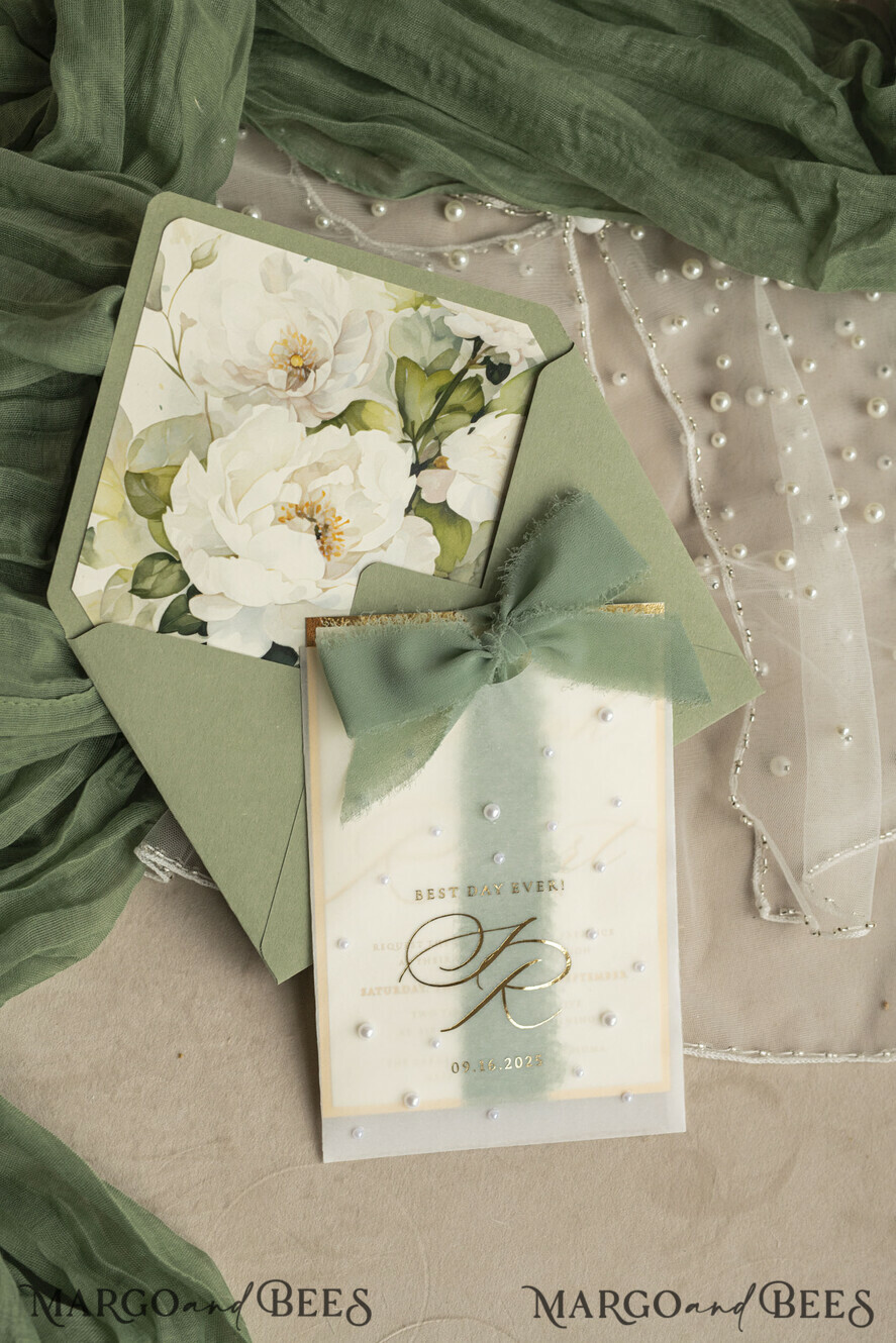 HOCHZEITS EINLADUNGEN Gold / Roségold / Silber / Glitzer Sag Green Chiffon Schleife bestickte maßgeschneiderte elegante grüne Hochzeits-Einladungssuite, weiße Perlen goldene Hochzeitskarten, Boho goldene Ordner-Hochzeitsstationery, Pergamin-Etui mit Monogramm.