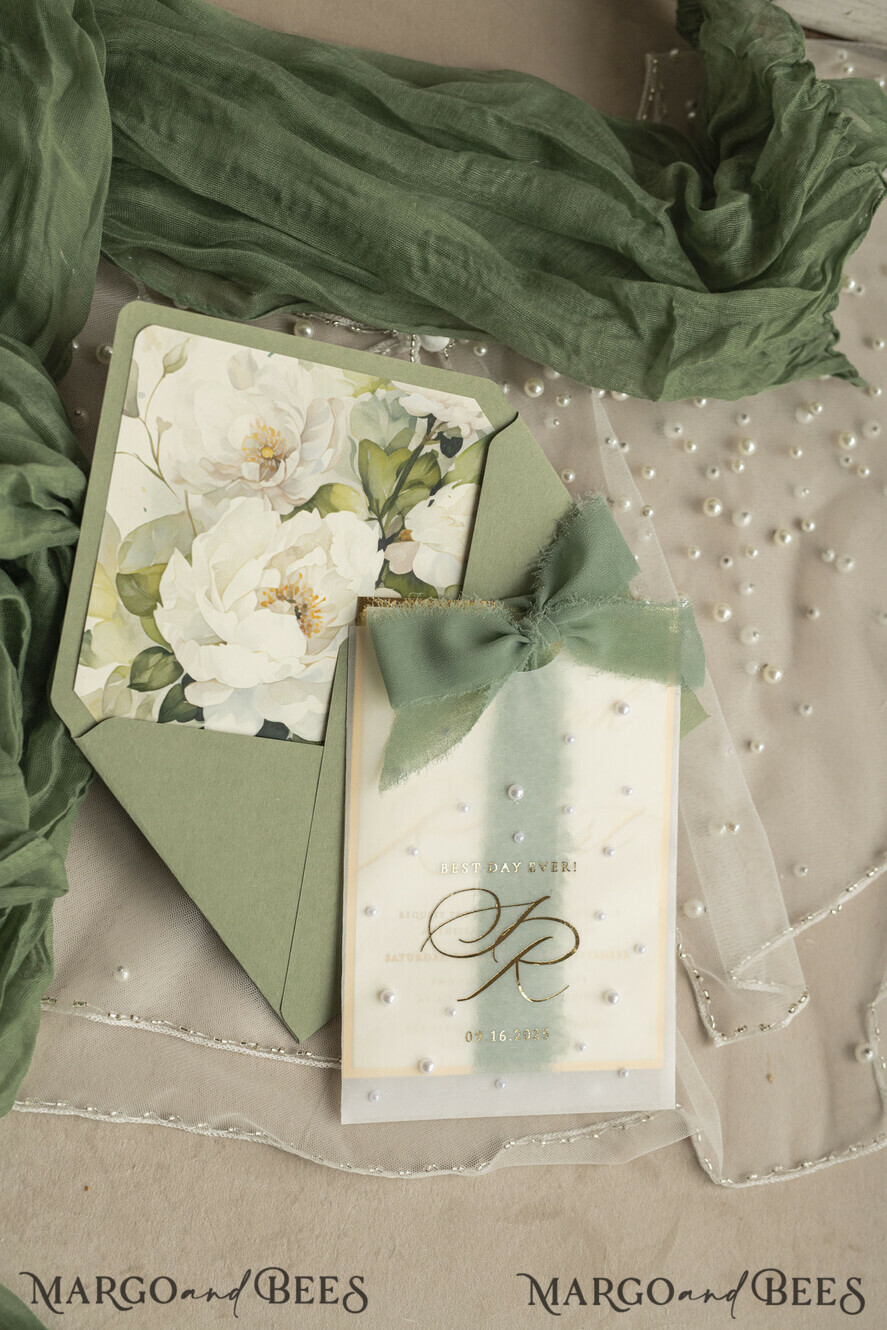 HOCHZEITS EINLADUNGEN Gold / Roségold / Silber / Glitzer Sag Green Chiffon Schleife bestickte maßgeschneiderte elegante grüne Hochzeits-Einladungssuite, weiße Perlen goldene Hochzeitskarten, Boho goldene Ordner-Hochzeitsstationery, Pergamin-Etui mit Monogramm.
