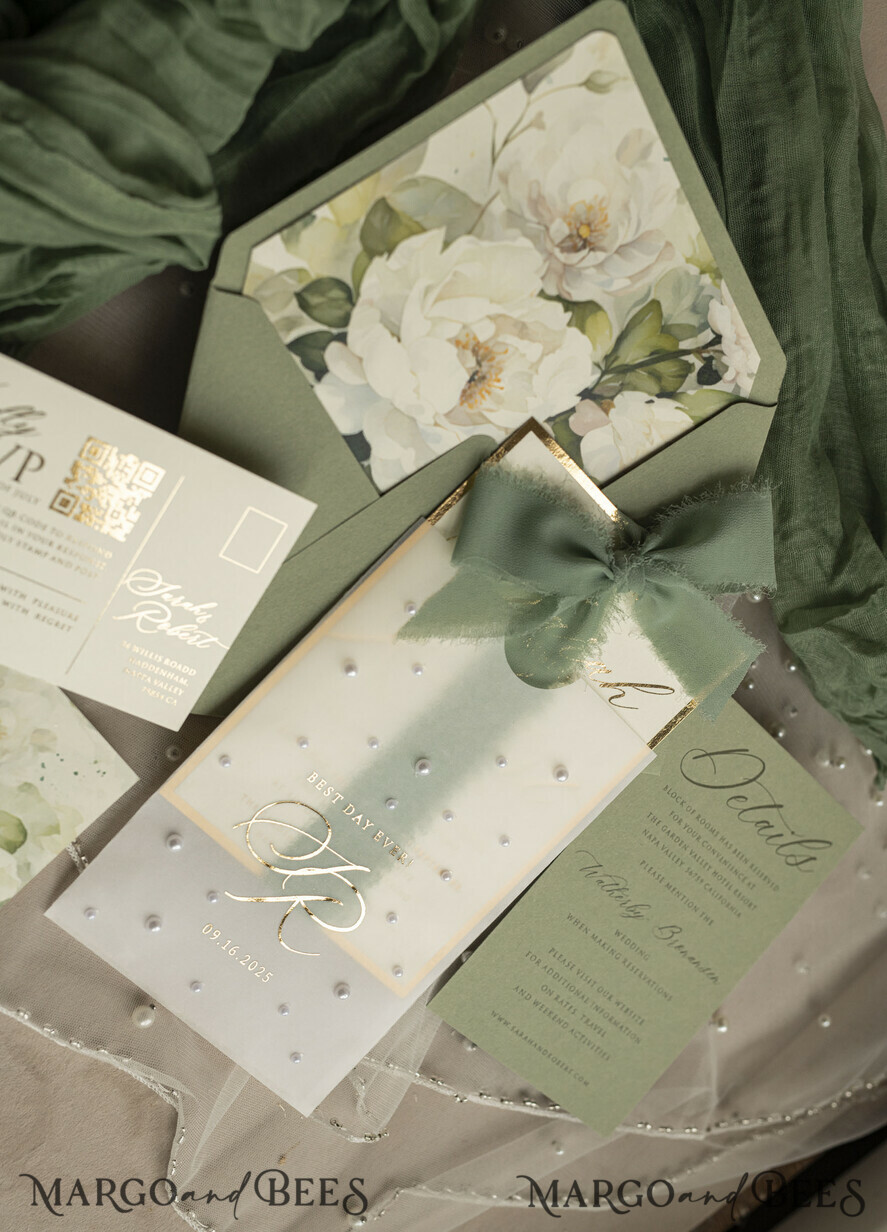 HOCHZEITS EINLADUNGEN Gold / Roségold / Silber / Glitzer Sag Green Chiffon Schleife bestickte maßgeschneiderte elegante grüne Hochzeits-Einladungssuite, weiße Perlen goldene Hochzeitskarten, Boho goldene Ordner-Hochzeitsstationery, Pergamin-Etui mit Monogramm.