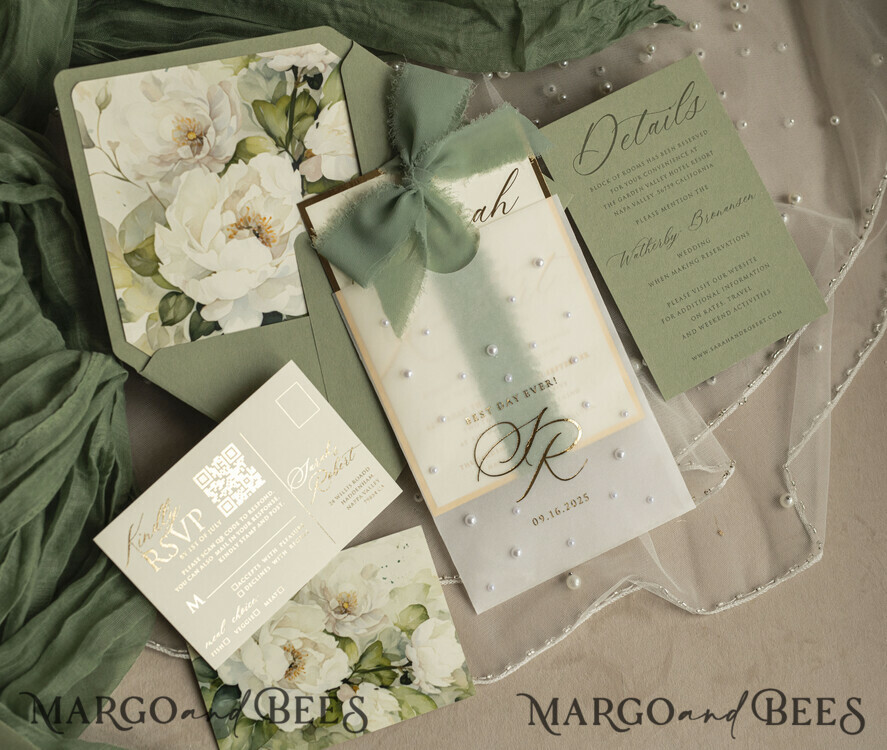 HOCHZEITS EINLADUNGEN Gold / Roségold / Silber / Glitzer Sag Green Chiffon Schleife bestickte maßgeschneiderte elegante grüne Hochzeits-Einladungssuite, weiße Perlen goldene Hochzeitskarten, Boho goldene Ordner-Hochzeitsstationery, Pergamin-Etui mit Monogramm.