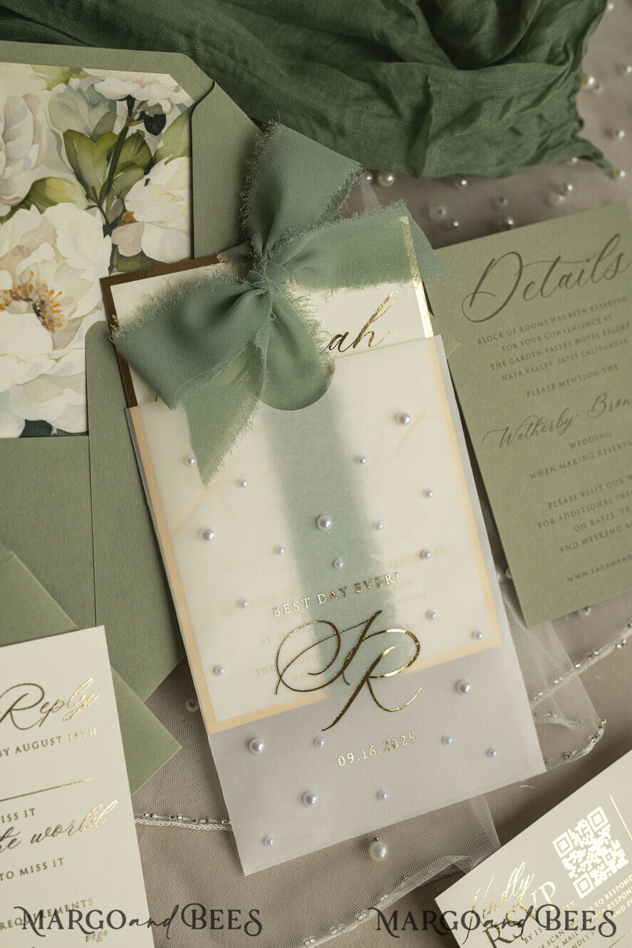 HOCHZEITS EINLADUNGEN Gold / Roségold / Silber / Glitzer Sag Green Chiffon Schleife bestickte maßgeschneiderte elegante grüne Hochzeits-Einladungssuite, weiße Perlen goldene Hochzeitskarten, Boho goldene Ordner-Hochzeitsstationery, Pergamin-Etui mit Monogramm.