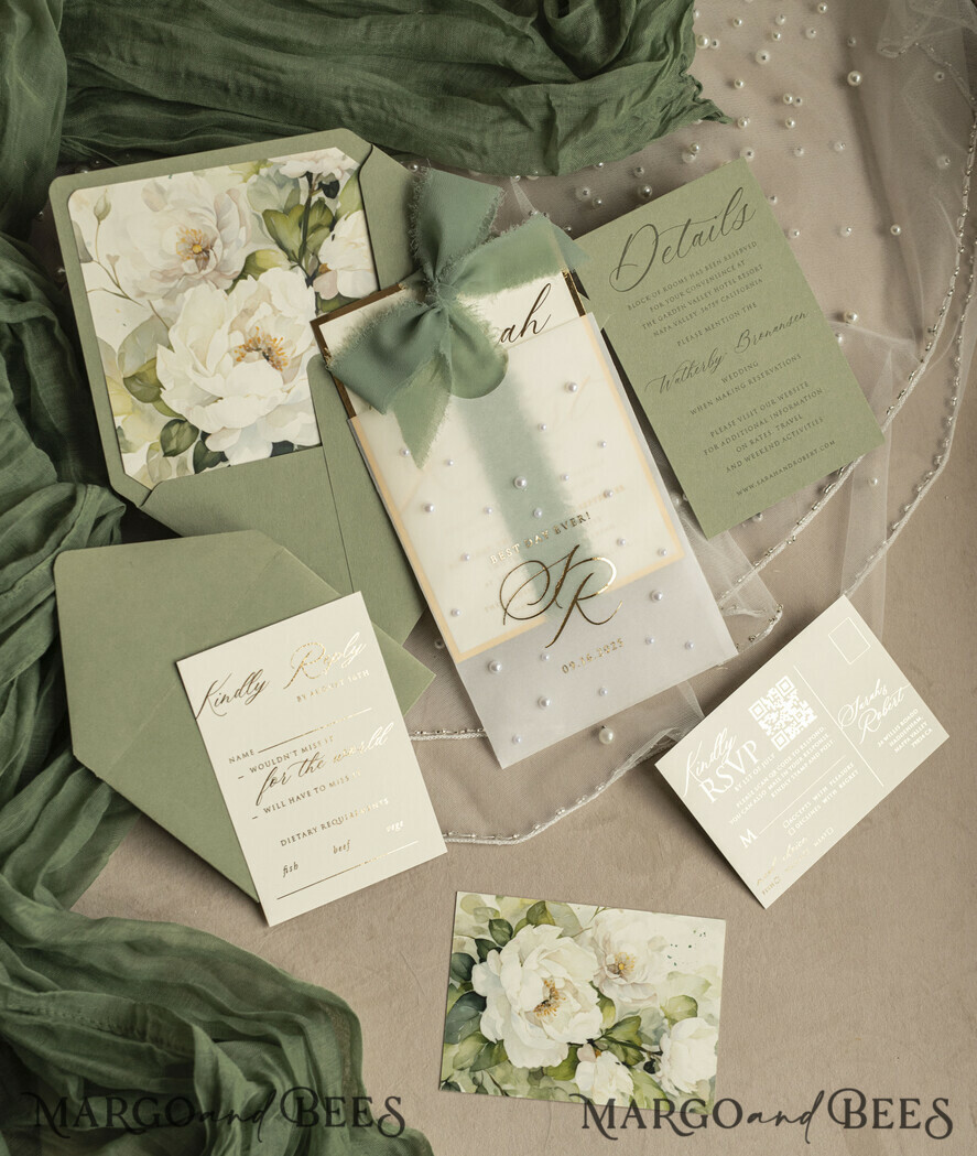 HOCHZEITS EINLADUNGEN Gold / Roségold / Silber / Glitzer Sag Green Chiffon Schleife bestickte maßgeschneiderte elegante grüne Hochzeits-Einladungssuite, weiße Perlen goldene Hochzeitskarten, Boho goldene Ordner-Hochzeitsstationery, Pergamin-Etui mit Monogramm.