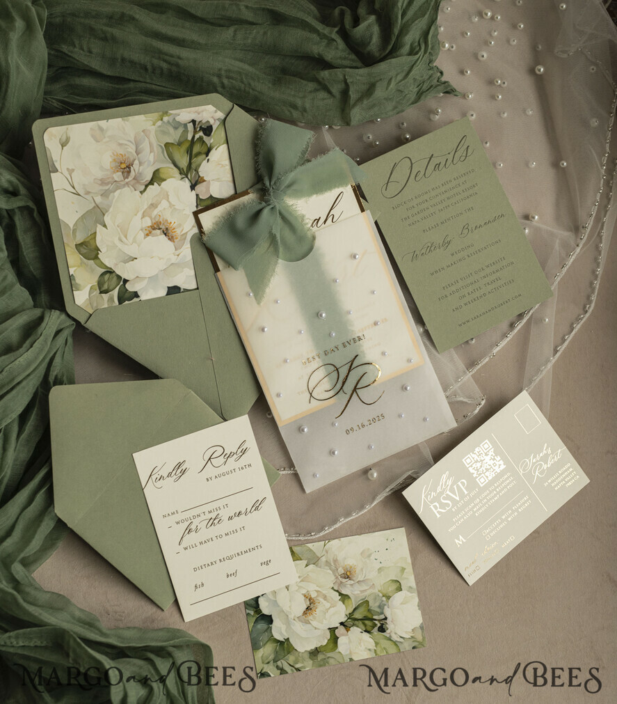 HOCHZEITS EINLADUNGEN Gold / Roségold / Silber / Glitzer Sag Green Chiffon Schleife bestickte maßgeschneiderte elegante grüne Hochzeits-Einladungssuite, weiße Perlen goldene Hochzeitskarten, Boho goldene Ordner-Hochzeitsstationery, Pergamin-Etui mit Monogramm.