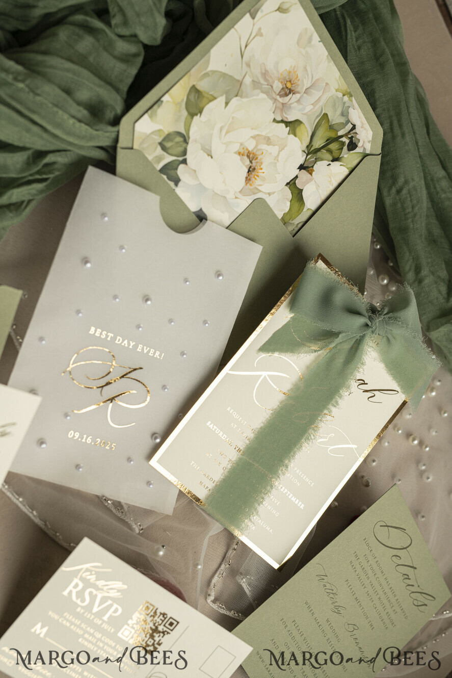 HOCHZEITS EINLADUNGEN Gold / Roségold / Silber / Glitzer Sag Green Chiffon Schleife bestickte maßgeschneiderte elegante grüne Hochzeits-Einladungssuite, weiße Perlen goldene Hochzeitskarten, Boho goldene Ordner-Hochzeitsstationery, Pergamin-Etui mit Monogramm.