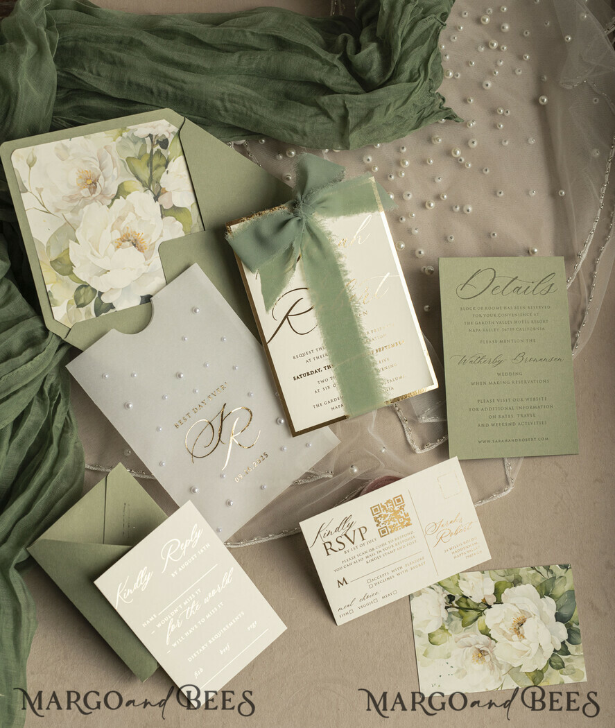 HOCHZEITS EINLADUNGEN Gold / Roségold / Silber / Glitzer Sag Green Chiffon Schleife bestickte maßgeschneiderte elegante grüne Hochzeits-Einladungssuite, weiße Perlen goldene Hochzeitskarten, Boho goldene Ordner-Hochzeitsstationery, Pergamin-Etui mit Monogramm.