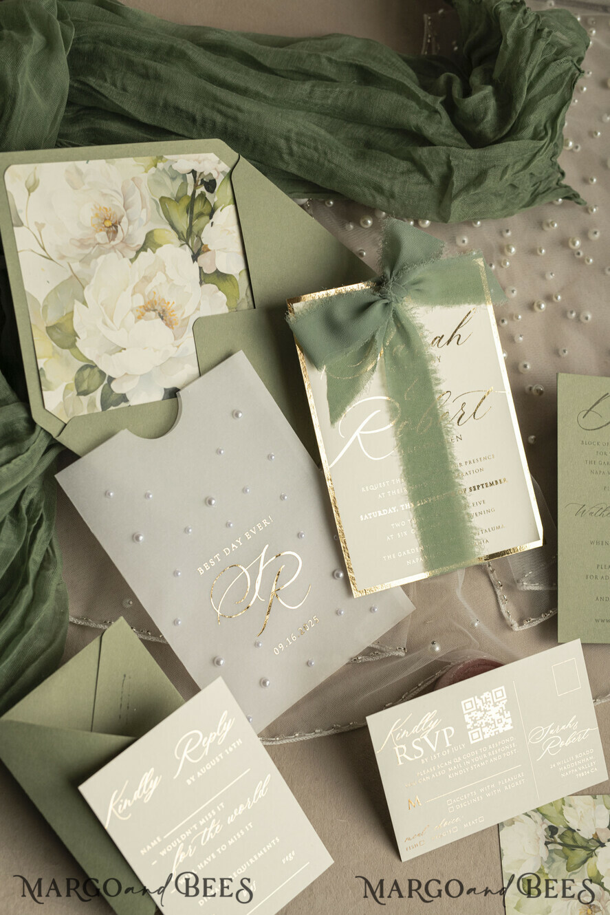HOCHZEITS EINLADUNGEN Gold / Roségold / Silber / Glitzer Sag Green Chiffon Schleife bestickte maßgeschneiderte elegante grüne Hochzeits-Einladungssuite, weiße Perlen goldene Hochzeitskarten, Boho goldene Ordner-Hochzeitsstationery, Pergamin-Etui mit Monogramm.