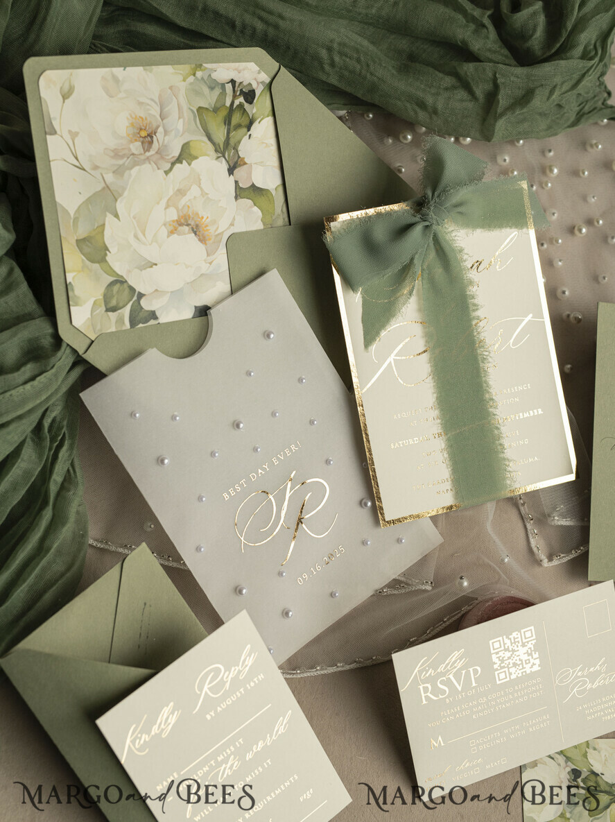 HOCHZEITS EINLADUNGEN Gold / Roségold / Silber / Glitzer Sag Green Chiffon Schleife bestickte maßgeschneiderte elegante grüne Hochzeits-Einladungssuite, weiße Perlen goldene Hochzeitskarten, Boho goldene Ordner-Hochzeitsstationery, Pergamin-Etui mit Monogramm.
