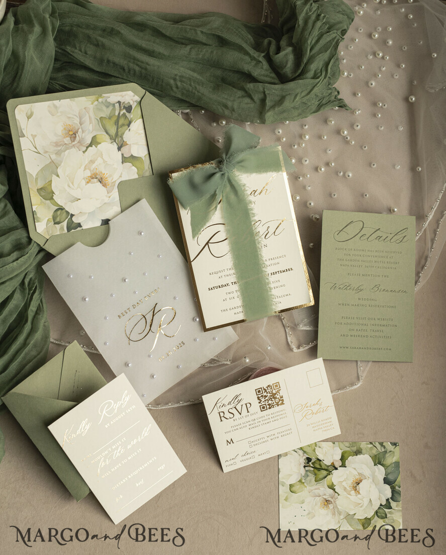 HOCHZEITS EINLADUNGEN Gold / Roségold / Silber / Glitzer Sag Green Chiffon Schleife bestickte maßgeschneiderte elegante grüne Hochzeits-Einladungssuite, weiße Perlen goldene Hochzeitskarten, Boho goldene Ordner-Hochzeitsstationery, Pergamin-Etui mit Monogramm.