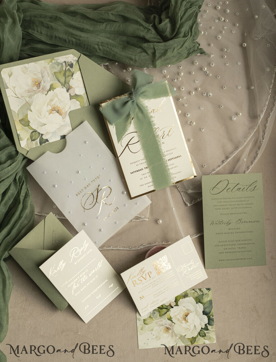 HOCHZEITS EINLADUNGEN Gold / Roségold / Silber / Glitzer Sag Green Chiffon Schleife bestickte maßgeschneiderte elegante grüne Hochzeits-Einladungssuite, weiße Perlen goldene Hochzeitskarten, Boho goldene Ordner-Hochzeitsstationery, Pergamin-Etui mit Monogramm.