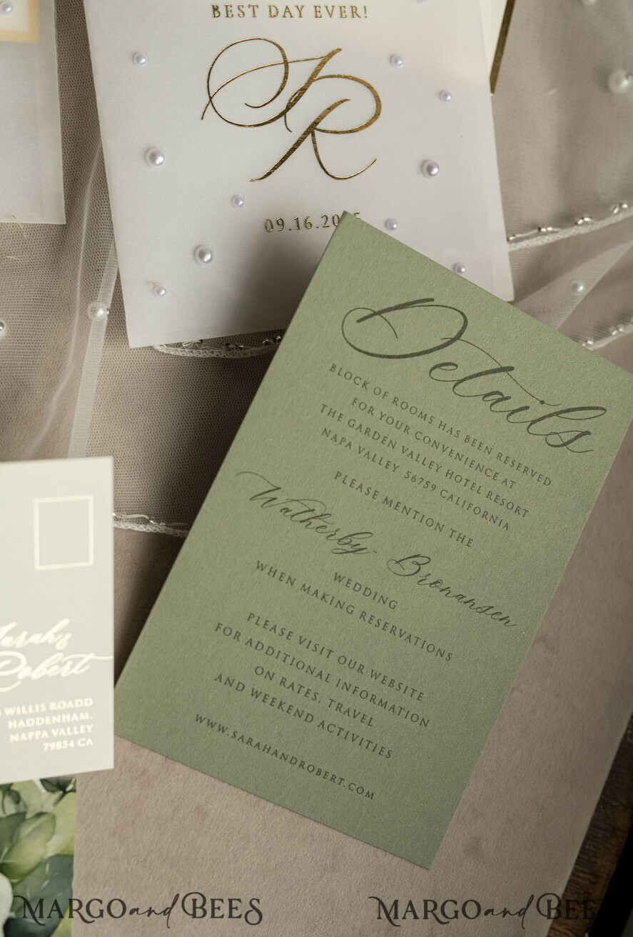 HOCHZEITS EINLADUNGEN Gold / Roségold / Silber / Glitzer Sag Green Chiffon Schleife bestickte maßgeschneiderte elegante grüne Hochzeits-Einladungssuite, weiße Perlen goldene Hochzeitskarten, Boho goldene Ordner-Hochzeitsstationery, Pergamin-Etui mit Monogramm.