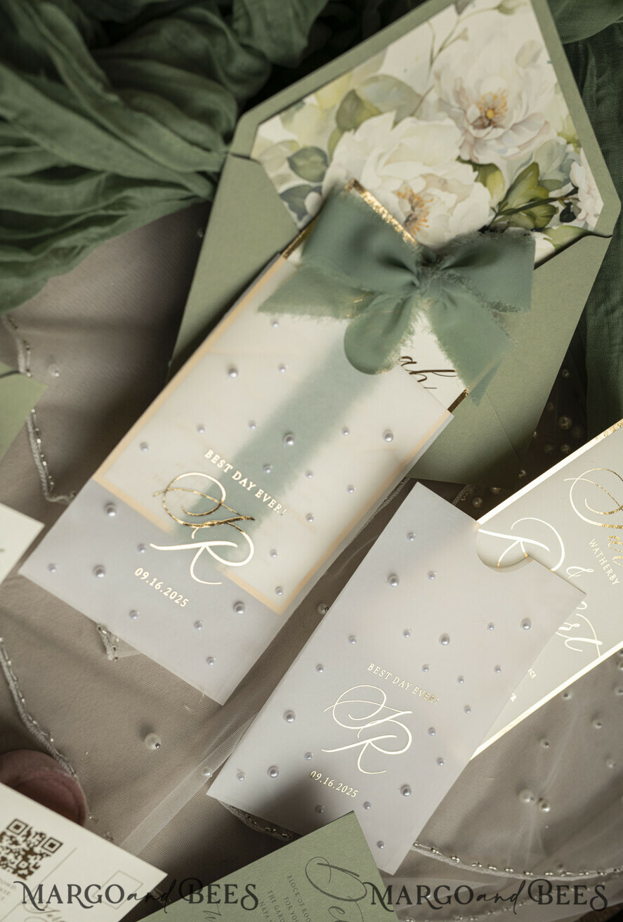 HOCHZEITS EINLADUNGEN Gold / Roségold / Silber / Glitzer Sag Green Chiffon Schleife bestickte maßgeschneiderte elegante grüne Hochzeits-Einladungssuite, weiße Perlen goldene Hochzeitskarten, Boho goldene Ordner-Hochzeitsstationery, Pergamin-Etui mit Monogramm.