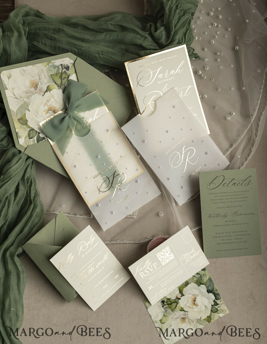HOCHZEITS EINLADUNGEN Gold / Roségold / Silber / Glitzer Sag Green Chiffon Schleife bestickte maßgeschneiderte elegante grüne Hochzeits-Einladungssuite, weiße Perlen goldene Hochzeitskarten, Boho goldene Ordner-Hochzeitsstationery, Pergamin-Etui mit Monogramm.