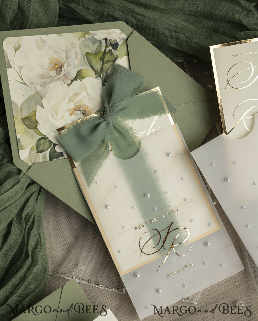 HOCHZEITS EINLADUNGEN Gold / Roségold / Silber / Glitzer Sag Green Chiffon Schleife bestickte maßgeschneiderte elegante grüne Hochzeits-Einladungssuite, weiße Perlen goldene Hochzeitskarten, Boho goldene Ordner-Hochzeitsstationery, Pergamin-Etui mit Monogramm.