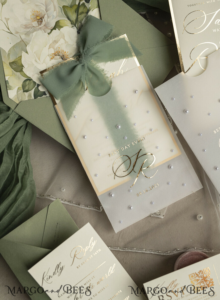 HOCHZEITS EINLADUNGEN Gold / Roségold / Silber / Glitzer Sag Green Chiffon Schleife bestickte maßgeschneiderte elegante grüne Hochzeits-Einladungssuite, weiße Perlen goldene Hochzeitskarten, Boho goldene Ordner-Hochzeitsstationery, Pergamin-Etui mit Monogramm.