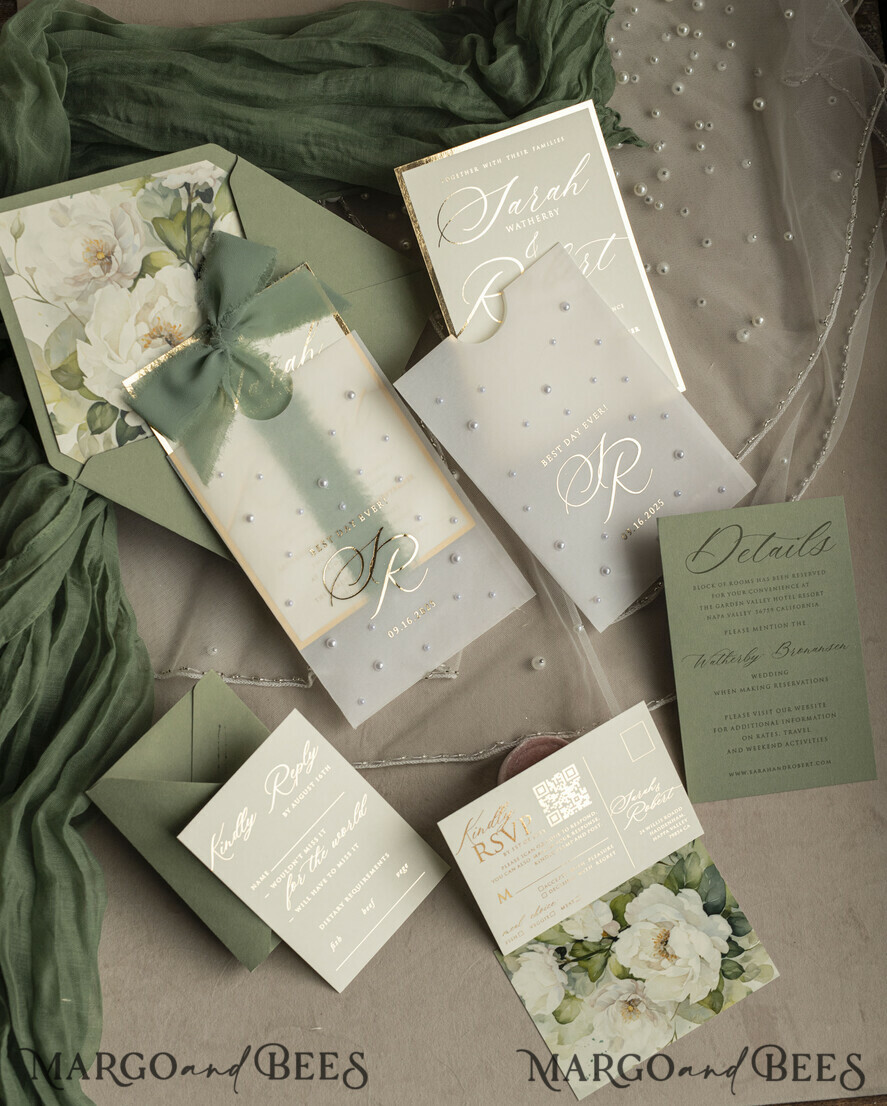HOCHZEITS EINLADUNGEN Gold / Roségold / Silber / Glitzer Sag Green Chiffon Schleife bestickte maßgeschneiderte elegante grüne Hochzeits-Einladungssuite, weiße Perlen goldene Hochzeitskarten, Boho goldene Ordner-Hochzeitsstationery, Pergamin-Etui mit Monogramm.