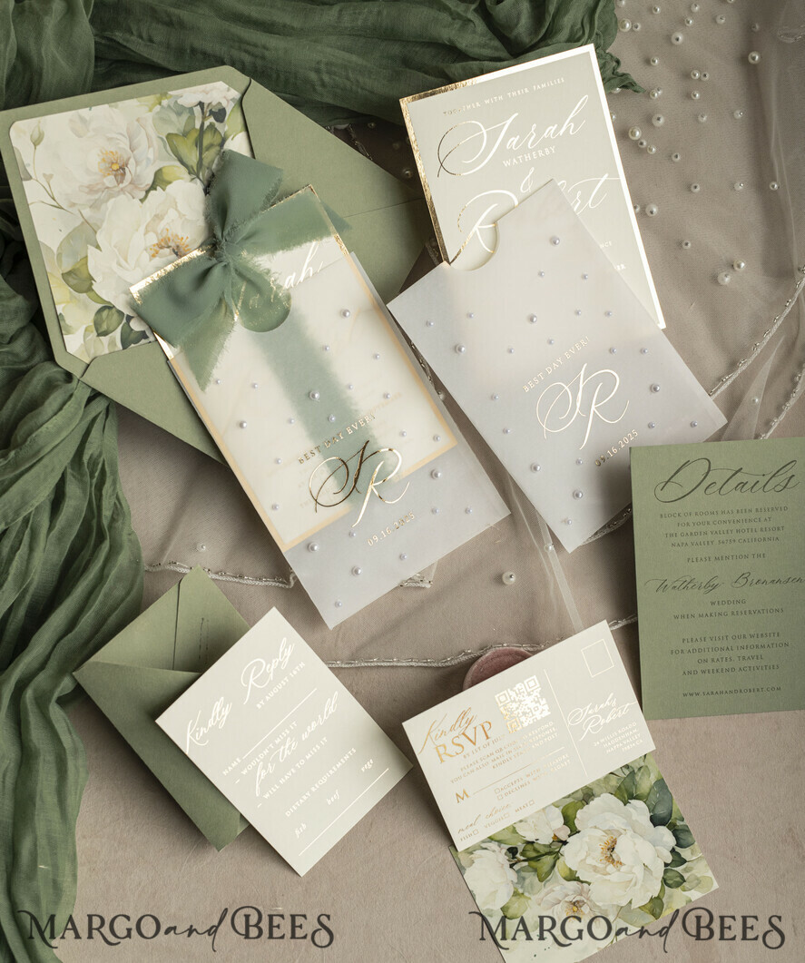 HOCHZEITS EINLADUNGEN Gold / Roségold / Silber / Glitzer Sag Green Chiffon Schleife bestickte maßgeschneiderte elegante grüne Hochzeits-Einladungssuite, weiße Perlen goldene Hochzeitskarten, Boho goldene Ordner-Hochzeitsstationery, Pergamin-Etui mit Monogramm.