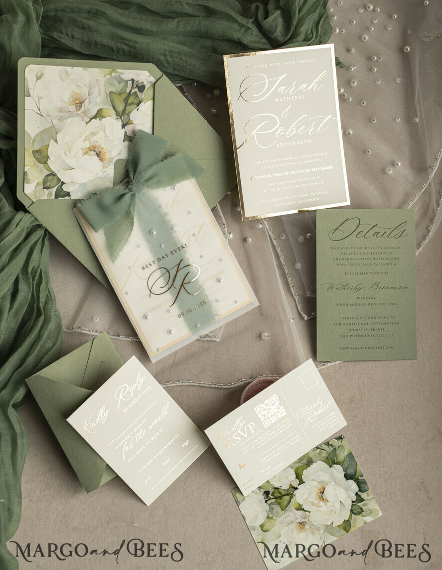 HOCHZEITS EINLADUNGEN Gold / Roségold / Silber / Glitzer Sag Green Chiffon Schleife bestickte maßgeschneiderte elegante grüne Hochzeits-Einladungssuite, weiße Perlen goldene Hochzeitskarten, Boho goldene Ordner-Hochzeitsstationery, Pergamin-Etui mit Monogramm.