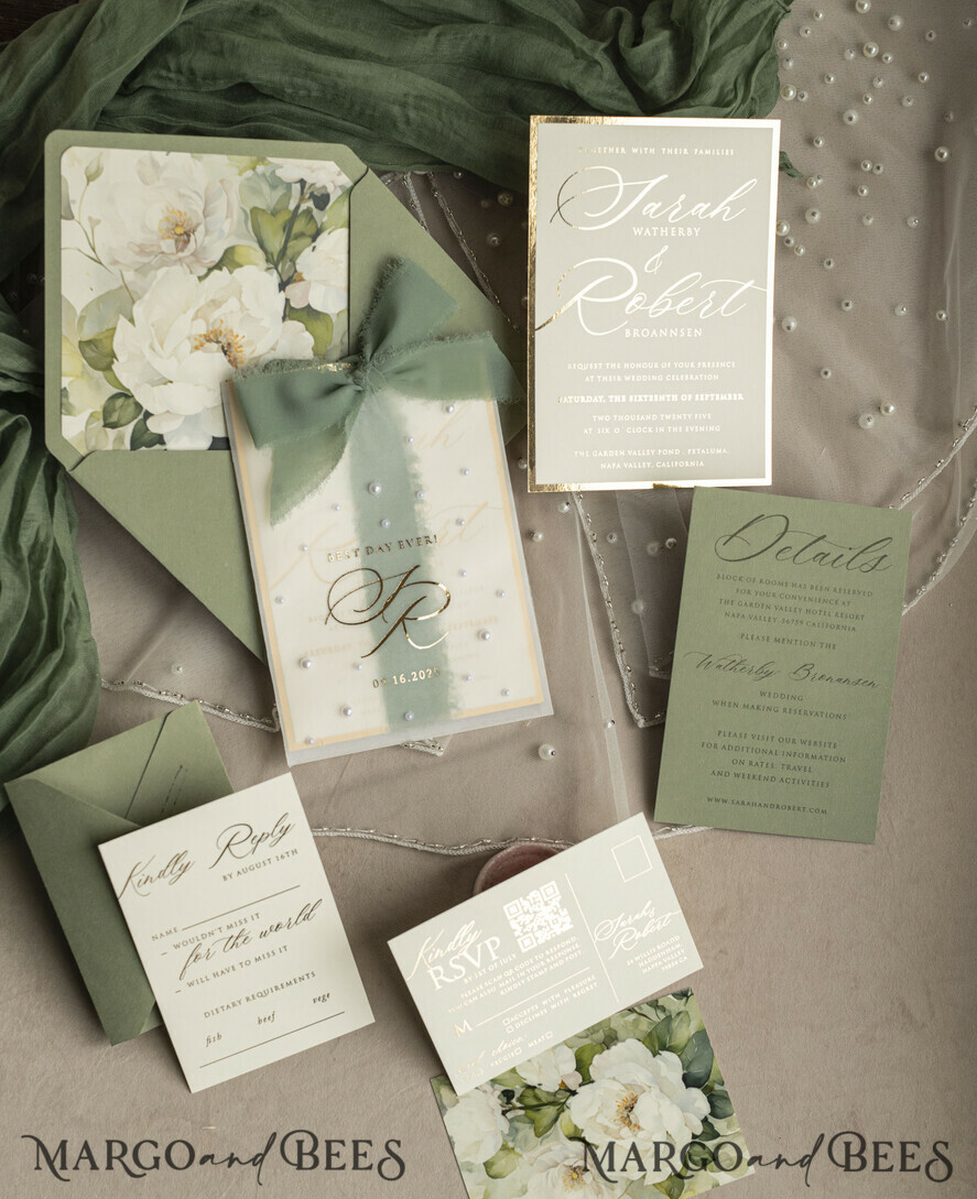HOCHZEITS EINLADUNGEN Gold / Roségold / Silber / Glitzer Sag Green Chiffon Schleife bestickte maßgeschneiderte elegante grüne Hochzeits-Einladungssuite, weiße Perlen goldene Hochzeitskarten, Boho goldene Ordner-Hochzeitsstationery, Pergamin-Etui mit Monogramm.