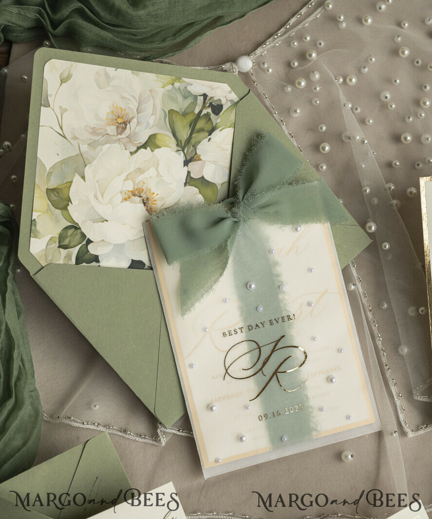 HOCHZEITS EINLADUNGEN Gold / Roségold / Silber / Glitzer Sag Green Chiffon Schleife bestickte maßgeschneiderte elegante grüne Hochzeits-Einladungssuite, weiße Perlen goldene Hochzeitskarten, Boho goldene Ordner-Hochzeitsstationery, Pergamin-Etui mit Monogramm.