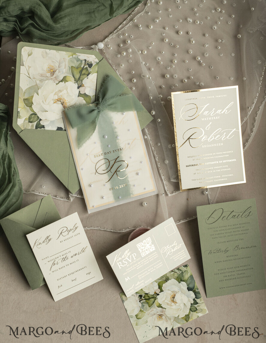 HOCHZEITS EINLADUNGEN Gold / Roségold / Silber / Glitzer Sag Green Chiffon Schleife bestickte maßgeschneiderte elegante grüne Hochzeits-Einladungssuite, weiße Perlen goldene Hochzeitskarten, Boho goldene Ordner-Hochzeitsstationery, Pergamin-Etui mit Monogramm.
