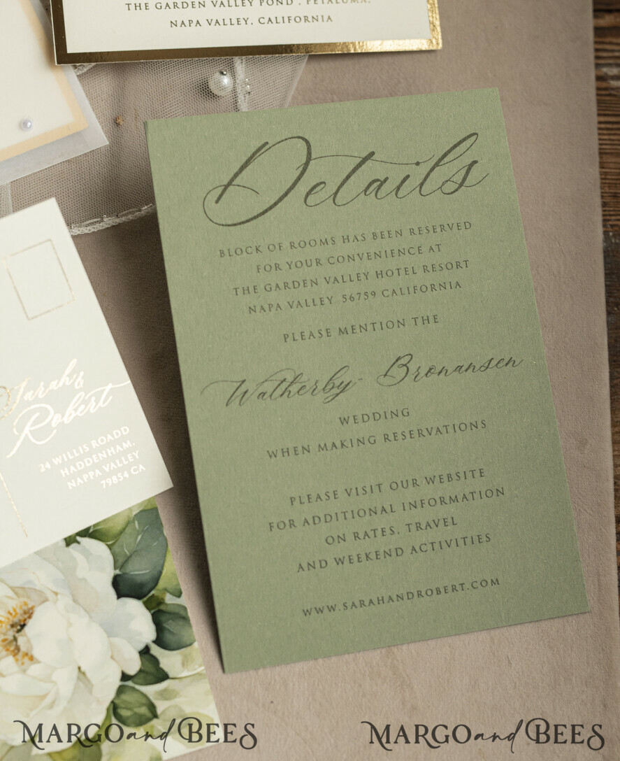 HOCHZEITS EINLADUNGEN Gold / Roségold / Silber / Glitzer Sag Green Chiffon Schleife bestickte maßgeschneiderte elegante grüne Hochzeits-Einladungssuite, weiße Perlen goldene Hochzeitskarten, Boho goldene Ordner-Hochzeitsstationery, Pergamin-Etui mit Monogramm.