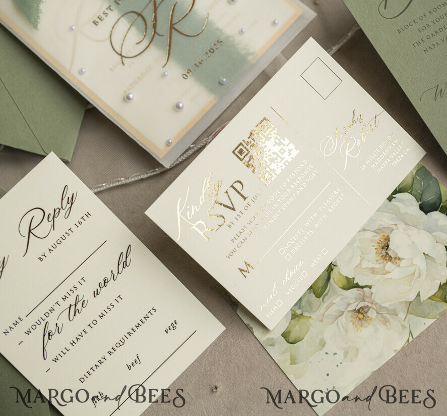 HOCHZEITS EINLADUNGEN Gold / Roségold / Silber / Glitzer Sag Green Chiffon Schleife bestickte maßgeschneiderte elegante grüne Hochzeits-Einladungssuite, weiße Perlen goldene Hochzeitskarten, Boho goldene Ordner-Hochzeitsstationery, Pergamin-Etui mit Monogramm.