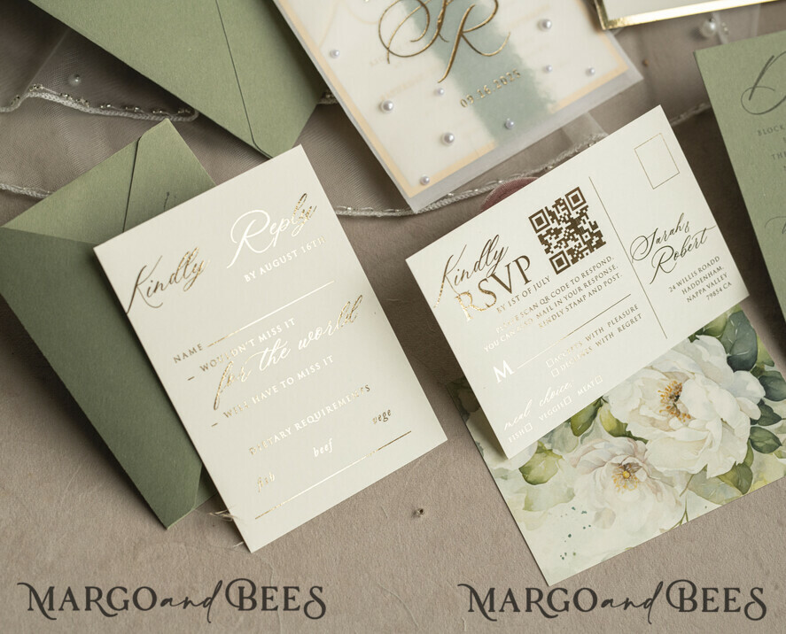 HOCHZEITS EINLADUNGEN Gold / Roségold / Silber / Glitzer Sag Green Chiffon Schleife bestickte maßgeschneiderte elegante grüne Hochzeits-Einladungssuite, weiße Perlen goldene Hochzeitskarten, Boho goldene Ordner-Hochzeitsstationery, Pergamin-Etui mit Monogramm.