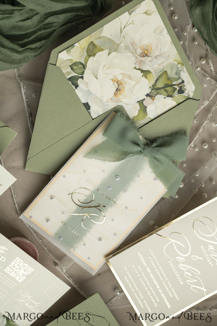 HOCHZEITS EINLADUNGEN Gold / Roségold / Silber / Glitzer Sag Green Chiffon Schleife bestickte maßgeschneiderte elegante grüne Hochzeits-Einladungssuite, weiße Perlen goldene Hochzeitskarten, Boho goldene Ordner-Hochzeitsstationery, Pergamin-Etui mit Monogramm.