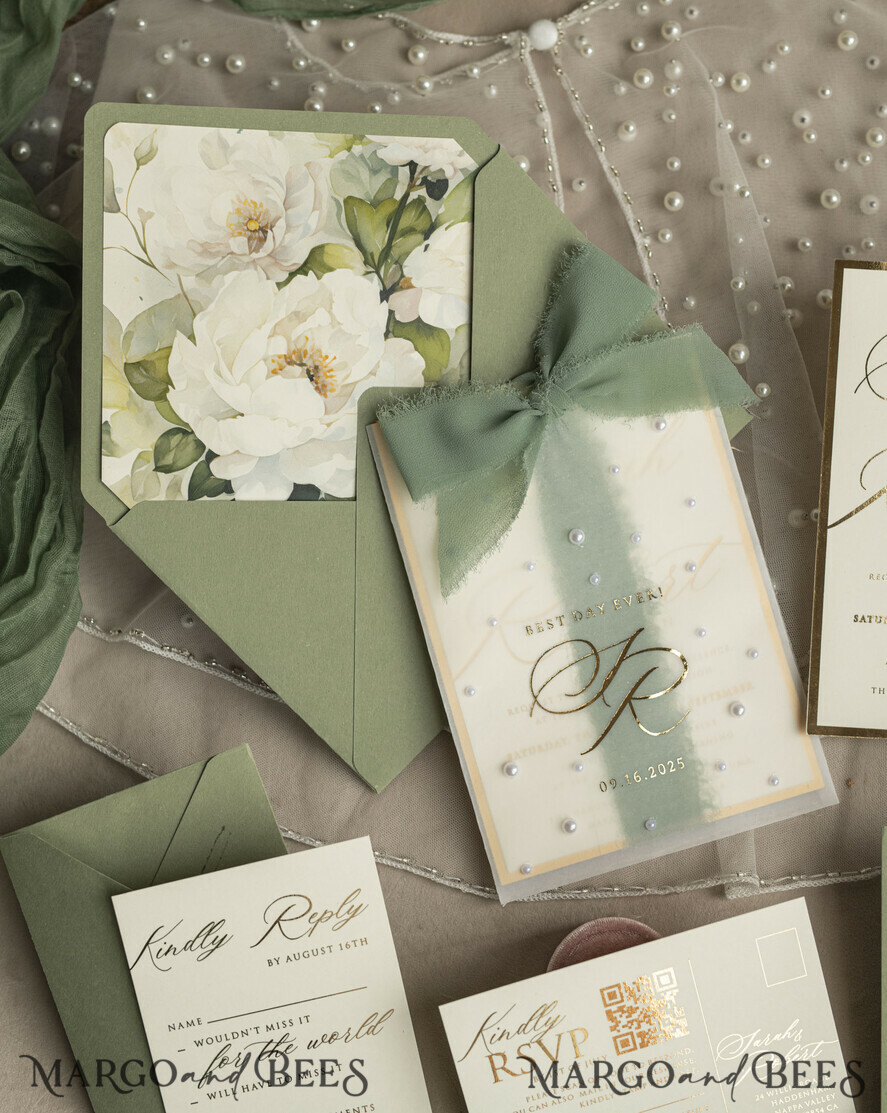 HOCHZEITS EINLADUNGEN Gold / Roségold / Silber / Glitzer Sag Green Chiffon Schleife bestickte maßgeschneiderte elegante grüne Hochzeits-Einladungssuite, weiße Perlen goldene Hochzeitskarten, Boho goldene Ordner-Hochzeitsstationery, Pergamin-Etui mit Monogramm.
