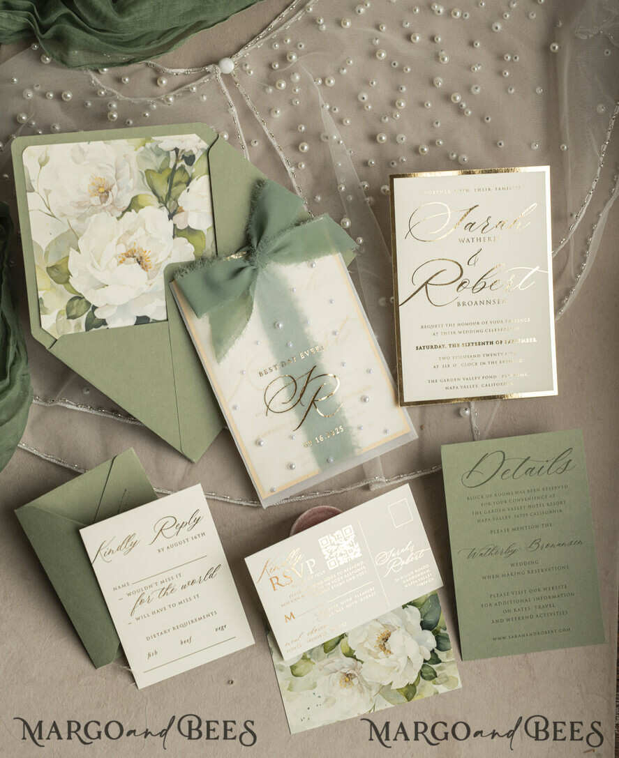 HOCHZEITS EINLADUNGEN Gold / Roségold / Silber / Glitzer Sag Green Chiffon Schleife bestickte maßgeschneiderte elegante grüne Hochzeits-Einladungssuite, weiße Perlen goldene Hochzeitskarten, Boho goldene Ordner-Hochzeitsstationery, Pergamin-Etui mit Monogramm.