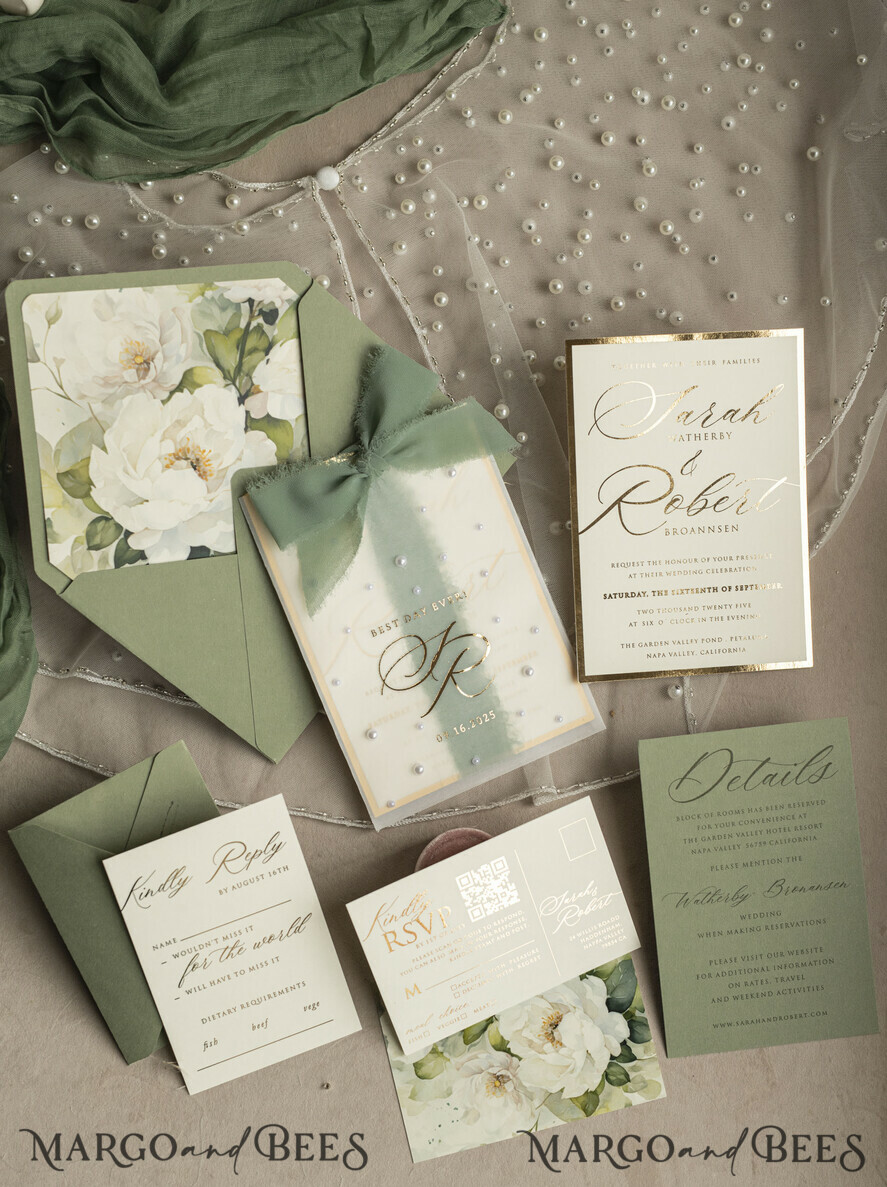 HOCHZEITS EINLADUNGEN Gold / Roségold / Silber / Glitzer Sag Green Chiffon Schleife bestickte maßgeschneiderte elegante grüne Hochzeits-Einladungssuite, weiße Perlen goldene Hochzeitskarten, Boho goldene Ordner-Hochzeitsstationery, Pergamin-Etui mit Monogramm.